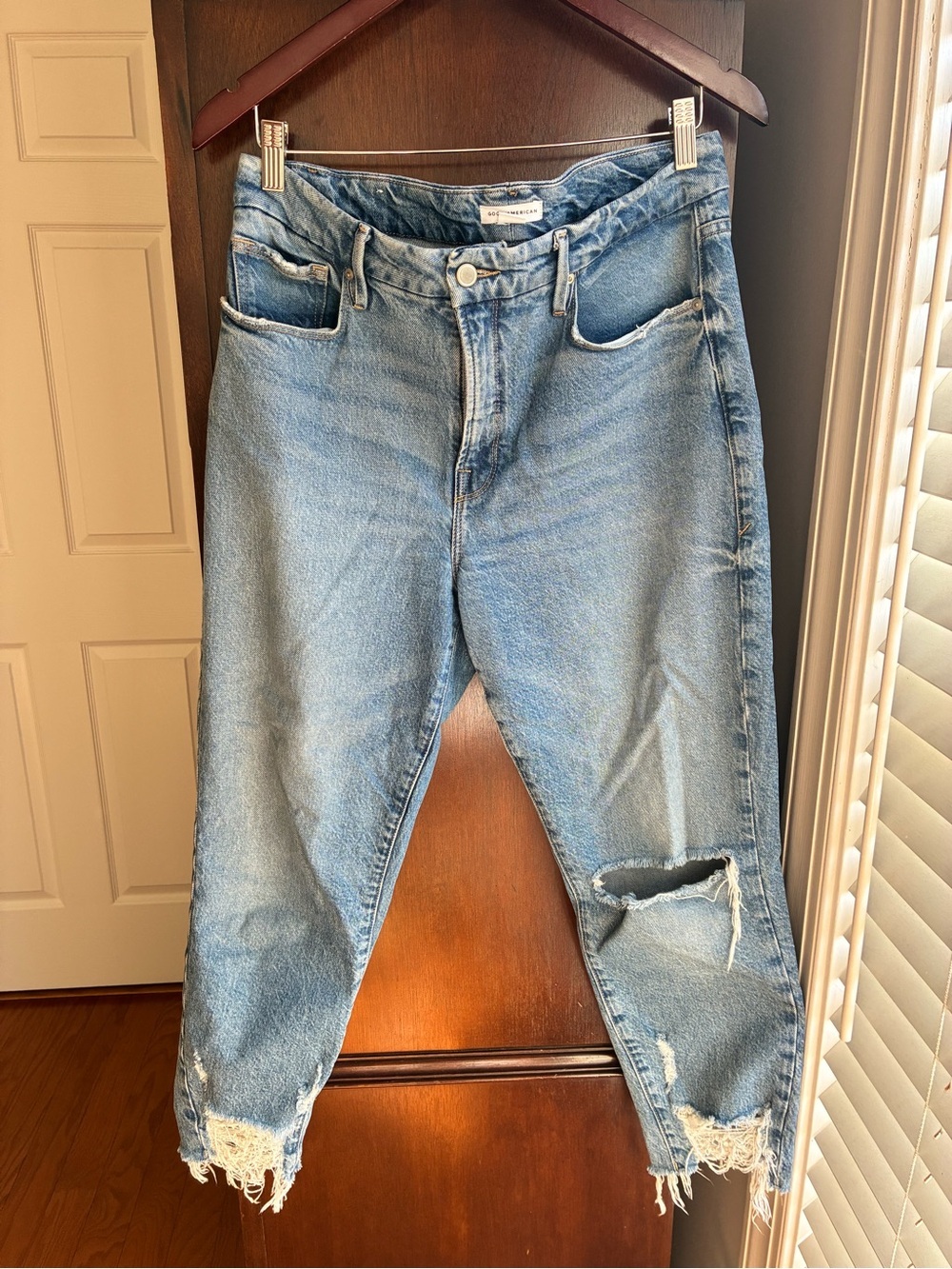 Good American Good Girlfriend High Rise Distressed Jeans Size 8/29 Light Wash